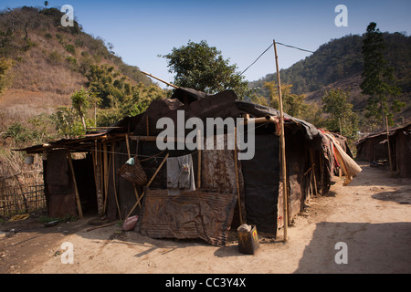 India, Arunachal Pradesh, Yazali, temporanea case costruite dal vecchio bitume teglie da strada itinerante dei lavoratori Foto Stock