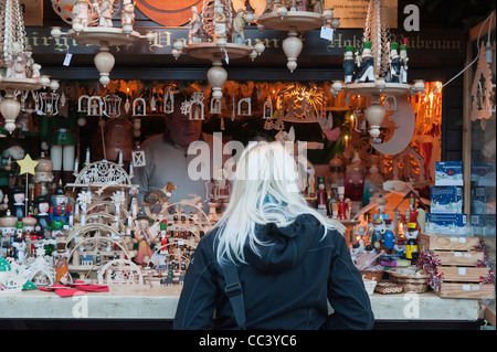 In legno tradizionali decorazioni di Natale in stallo. Stietzelmarkt mercatino di Natale di Dresda. In Sassonia, Germania, Europa Foto Stock