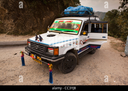 India, Arunachal Pradesh, Yazali, Tata Sumo, taxi collettivo con laden portabagagli per tetto in rotta di Itanagar Foto Stock