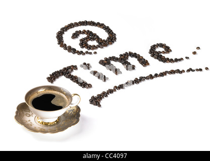 Studio fotografico di una tazza di caffè e un testo scritto fatto di chicchi di caffè, isolato su bianco Foto Stock