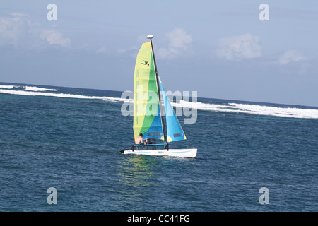 Barca a vela in un mini catamarano nei Caraibi Foto Stock