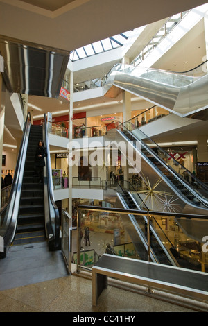Varna Mall, centro commerciale, scale interne e mobili, Mar Nero resort, Bulgaria Foto Stock