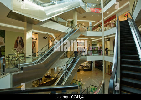 Varna Mall, centro commerciale, scale interne e mobili, Mar Nero resort, Bulgaria Foto Stock