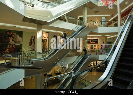 Varna Mall, centro commerciale, scale interne e mobili, Mar Nero resort, Bulgaria Foto Stock