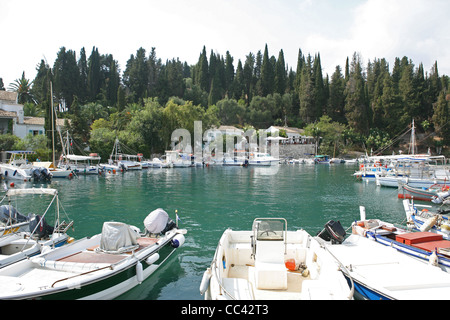 Kouloura Harbour e Chouchoulio beach nella baia di Kouloura Corfu Corfu Grecia Europa Foto Stock