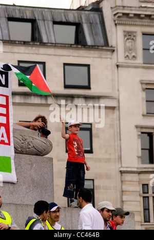 Bambino tenendo una bandiera palestinese durante il mese di marzo contro l'occupazione della Palestina in Trafalgar square - Maggio 2008 - Londra, Inghilterra Foto Stock