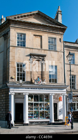 Negozio tradizionale anteriore A.H. Hale Ltd in Argyle Street, Bath, Inghilterra, Regno Unito Foto Stock