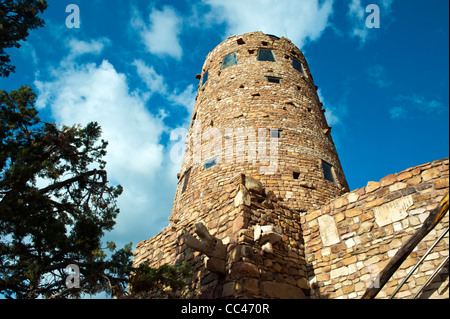 La pietra torre di osservazione presso il Desert View point sul bordo sud del Parco Nazionale del Grand Canyon, Arizona. Foto Stock