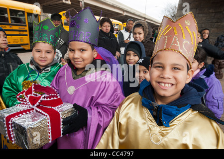 Paraders marzo nell'annuale dei tre re parata del giorno nel quartiere Bushwick di Brooklyn a New York Foto Stock