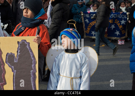 Paraders marzo nell'annuale dei tre re parata del giorno nel quartiere Bushwick di Brooklyn a New York Foto Stock