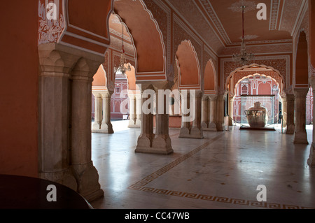 Diwan-i-Khas, sala dell'udienza privata con argento jar alla fine del corridoio, City Palace, a Jaipur, India Foto Stock