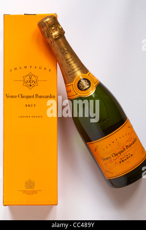 Bottiglia di Champagne Veuve Clicquot Ponsardin Brut e bottiglia su sfondo bianco - Royal Warrant - prodotto francese Foto Stock