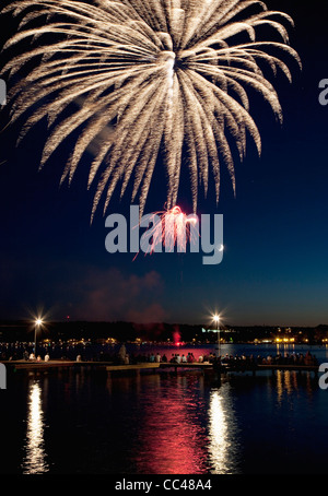 Nord America, USA, New York, Regione dei Laghi Finger, Canandaigua, fuochi d'artificio del 4 luglio su lago Canandaigua con gli spettatori Foto Stock