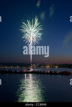 Nord America, USA, New York, Regione dei Laghi Finger, Canandaigua, fuochi d'artificio del 4 luglio su lago Canandaigua con gli spettatori Foto Stock