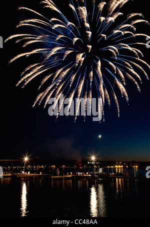 Nord America, USA, New York, Regione dei Laghi Finger, Canandaigua, fuochi d'artificio del 4 luglio su lago Canandaigua con gli spettatori Foto Stock