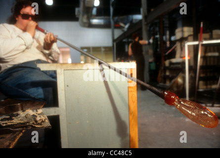 Un artista glassblower di Brooklyn, a New York nel 1992. (© Richard B. Levine) Foto Stock