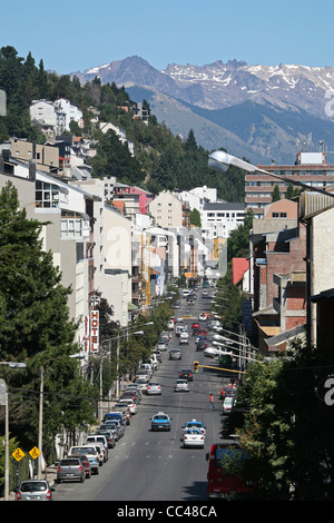 Vista sopra la città di San Carlos de Bariloche e montagne delle Ande, Argentina Foto Stock
