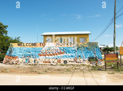 Dipinto di benvenuto a Hopkins il villaggio di Stann Creek Distretto del Belize. Solo uso editoriale Foto Stock