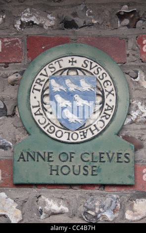 Lapide storica su Anne of Cleves House (moglie divorziata del re Henry VIII) in Lewes, East Sussex, Regno Unito. Foto Stock