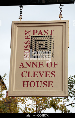 Segno sopra l ingresso del Anne of Cleves House (moglie divorziata del re Henry VIII) in Lewes, East Sussex, Regno Unito. Foto Stock
