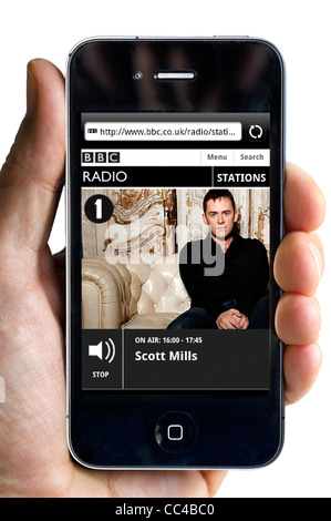 Ascolto di radio della BBC 1's Scott Mills streaming su un Apple iPhone 4 smartphone Foto Stock