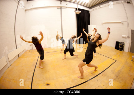 Post-laurea di studi teatrali, studenti, Aberystwyth University, eseguendo un ideato la produzione 'la formalizzazione della formazione", Wales UK Foto Stock