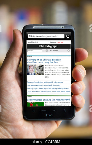 Esplorazione del Daily Telegraph giornale online su uno smartphone HTC Foto Stock