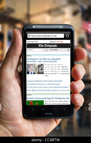 Esplorazione del Daily Telegraph giornale online su uno smartphone HTC Foto Stock