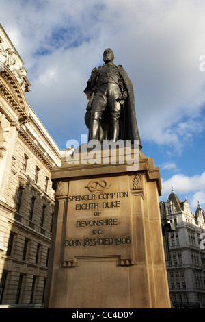 Statua di Spencer Compton ottavo duca di Devonshire Londra Inghilterra Regno Unito Regno Unito Foto Stock