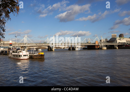 Il fiume Tamigi vista di hungerford bridge da Victoria Embankment Londra Inghilterra Regno Unito Regno Unito Foto Stock
