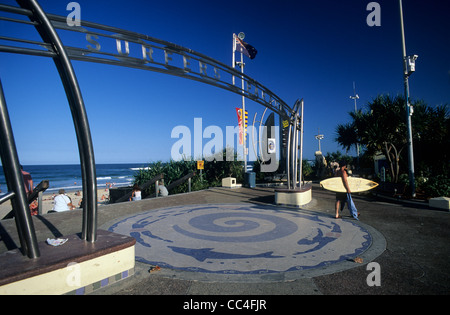 Australia, Queensland, Gold Coast, Surfers paradise, l'ingresso alla spiaggia con surfer. Foto Stock