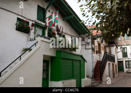 Bandiera basca su una casa, Getxo, Spagna Foto Stock