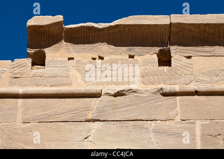 Disco solare alato oltre l'ingresso alla fortezza romana e il Tempio di Dush, a sud di Kharga Oasis, deserto occidentale d'Egitto Foto Stock