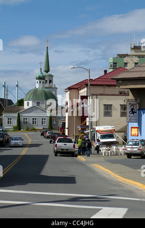 Il centro di Sitka, Alaska, Stati Uniti d'America, con la storica St. Michael's Cathedral in background. Foto Stock