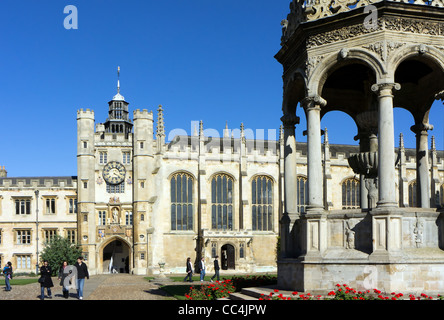 Grande Corte della Fontana e la cappella del Trinity College di Cambridge University. Foto Stock