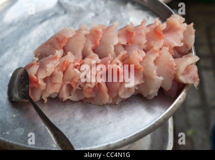 Pesce crudo in vendita al mercato di Ben Thanh, Ho Chi Minh City Vietnam Foto Stock