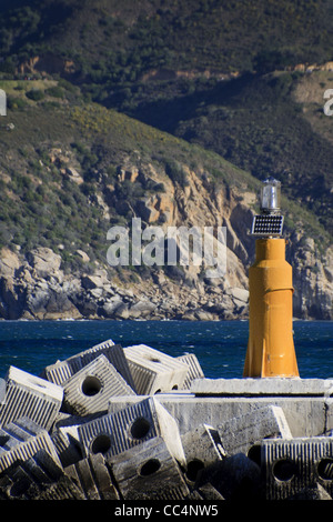 Faro giallo in Città del Capo con sfondo di montagne Foto Stock