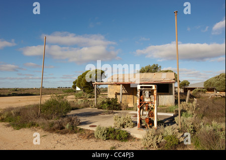 Vista della vecchia stazione di benzina, Nullarbor Plain, Nullarbor National Park, Sud Australia, Australia Foto Stock