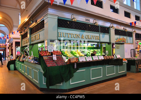 Frutta e verdura shop, Grainger Mercato Coperto, Grainger Town, Newcastle upon Tyne, Tyne and Wear, England, Regno Unito Foto Stock