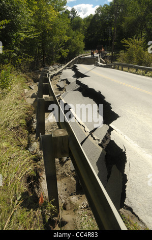 La superficie stradale accartocciata dalla tempesta tropicale Irene mostra i danni causati dalle inondazioni in Moretown, Vermont. Foto Stock