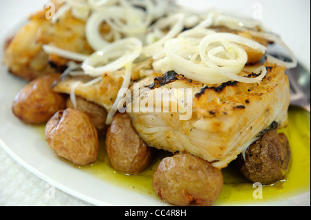 Piatto tipico portoghese Bacalhau a Lagareiro (baccalà con olio di oliva, cipolla e patate) Foto Stock