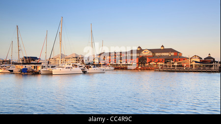 Dolphin Quay Marina dell'oceano al tramonto in Mandurah, Australia occidentale Foto Stock