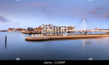 Dolphin Quay Marina dell'oceano al tramonto in Mandurah, Australia occidentale Foto Stock