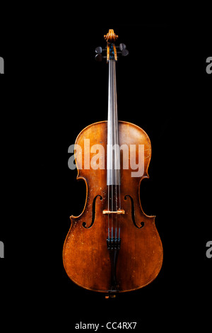 Studio shot di un violoncello su sfondo nero Foto Stock