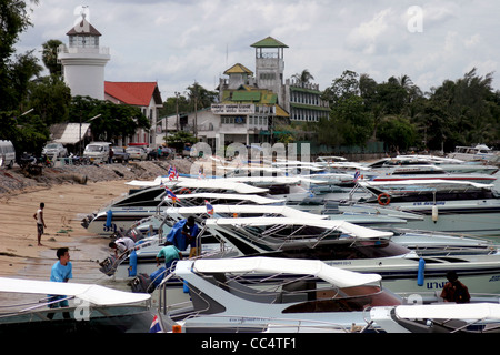 Un gruppo di pesca e le imbarcazioni turistiche sono legato vicino al Phuket lodge di pesca nella baia di Chalong all'Isola di Phuket, Tailandia. Foto Stock