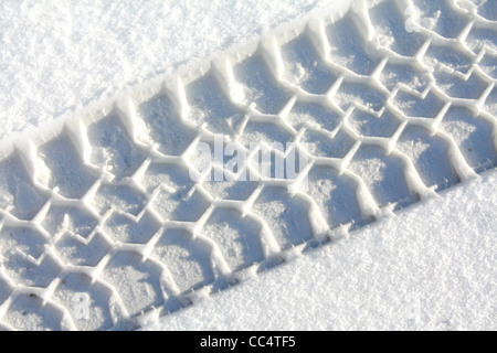 40,511.00232 neve invernale che mostra un carrello pneumatico neve le vie presa e garantendo una forte trazione robusta in neve fresca. Foto Stock