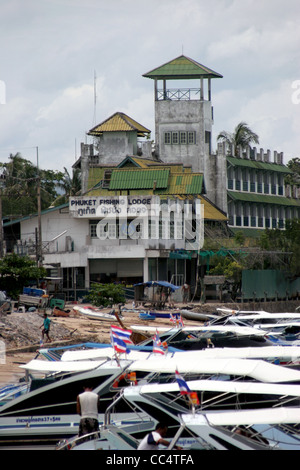 Un gruppo di pesca e le imbarcazioni turistiche sono legato vicino al Phuket lodge di pesca nella baia di Chalong all'Isola di Phuket, Tailandia. Foto Stock