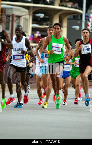 Guide di scorrimento nel 2011 Maratona di Chicago Foto Stock