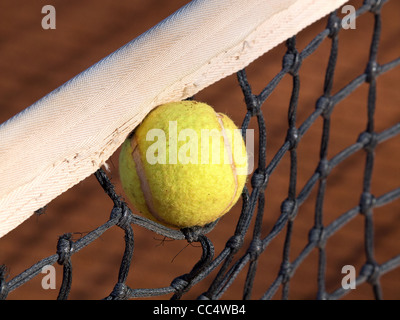 Palla da tennis pila nella rete Foto Stock