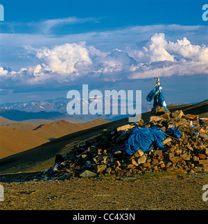 Obo - tradizionale mongola costruzione di culto. Parte superiore del Obotyn-Daba (dava) Pass. Bayan-Ulgii aimag (provincia). A ovest della Mongolia Foto Stock
